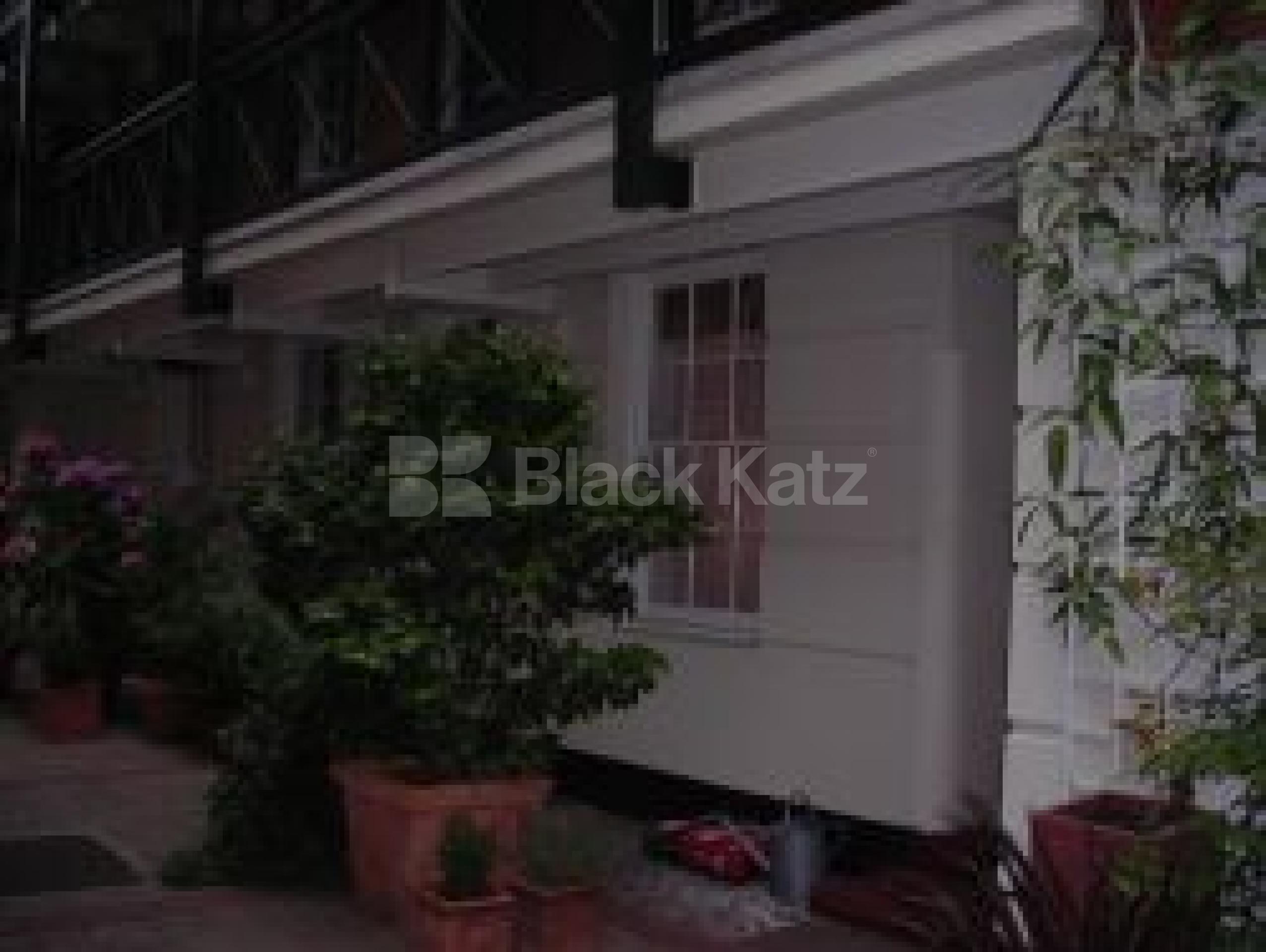 			2 Bedroom, 1 bath, 1 reception Flat			 Martlett Court, Covent Garden wc2